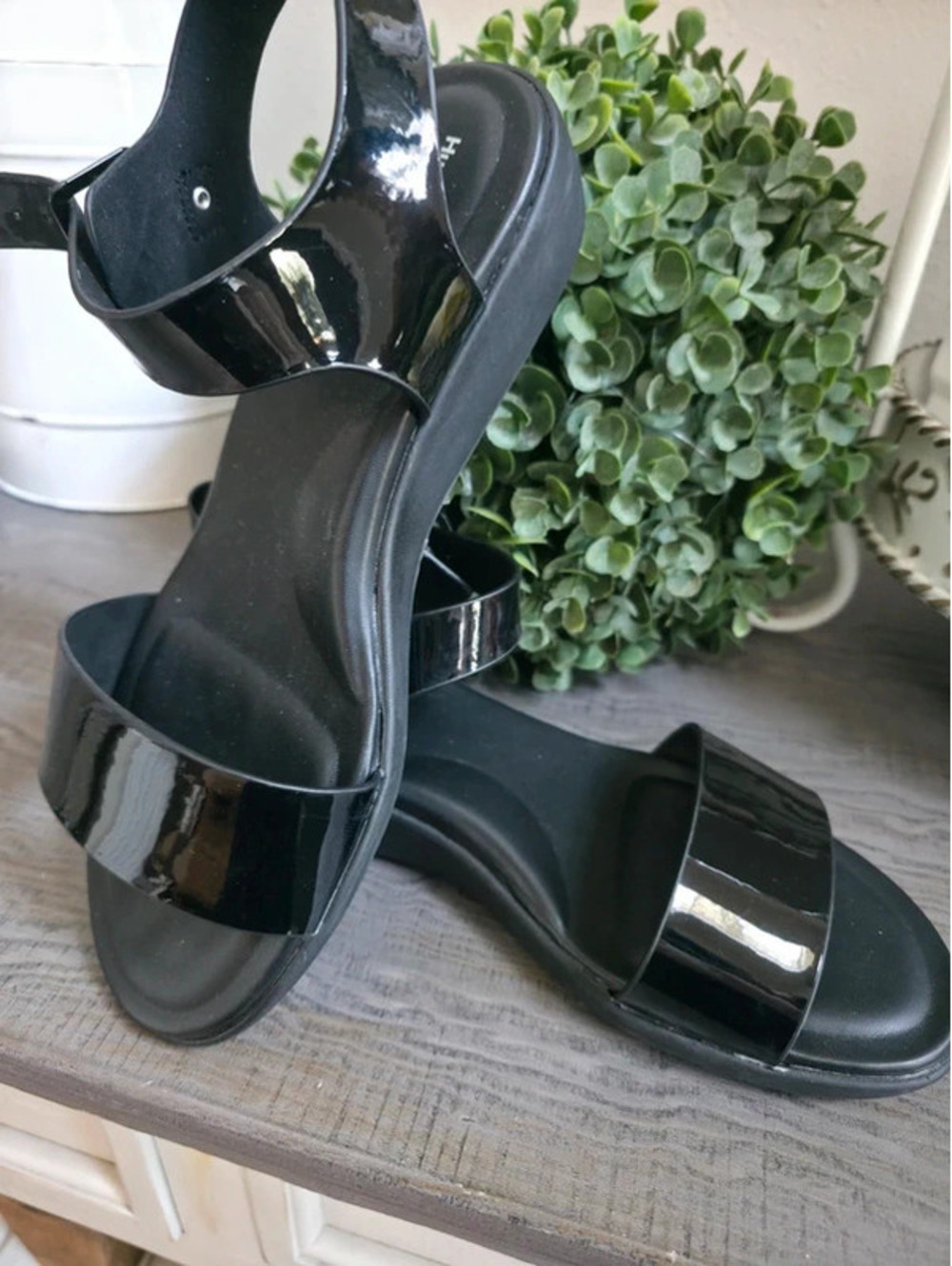 Woman's size 10 black hush puppies sandals